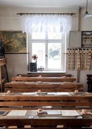 Blick in den hitorischen Klassenraum, Schulbänke mit Schiefertafeln, Foto: Jacqueline Steiner, Schulmuseum Reckahn