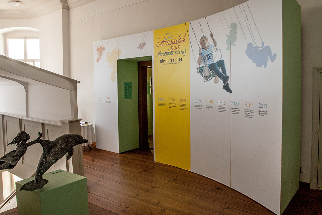 Eingang zur Sonderausstellung mit Kind und fliegendem Delphin. Foto: Frey AicheleTeam Berlin, Andreas Wolf