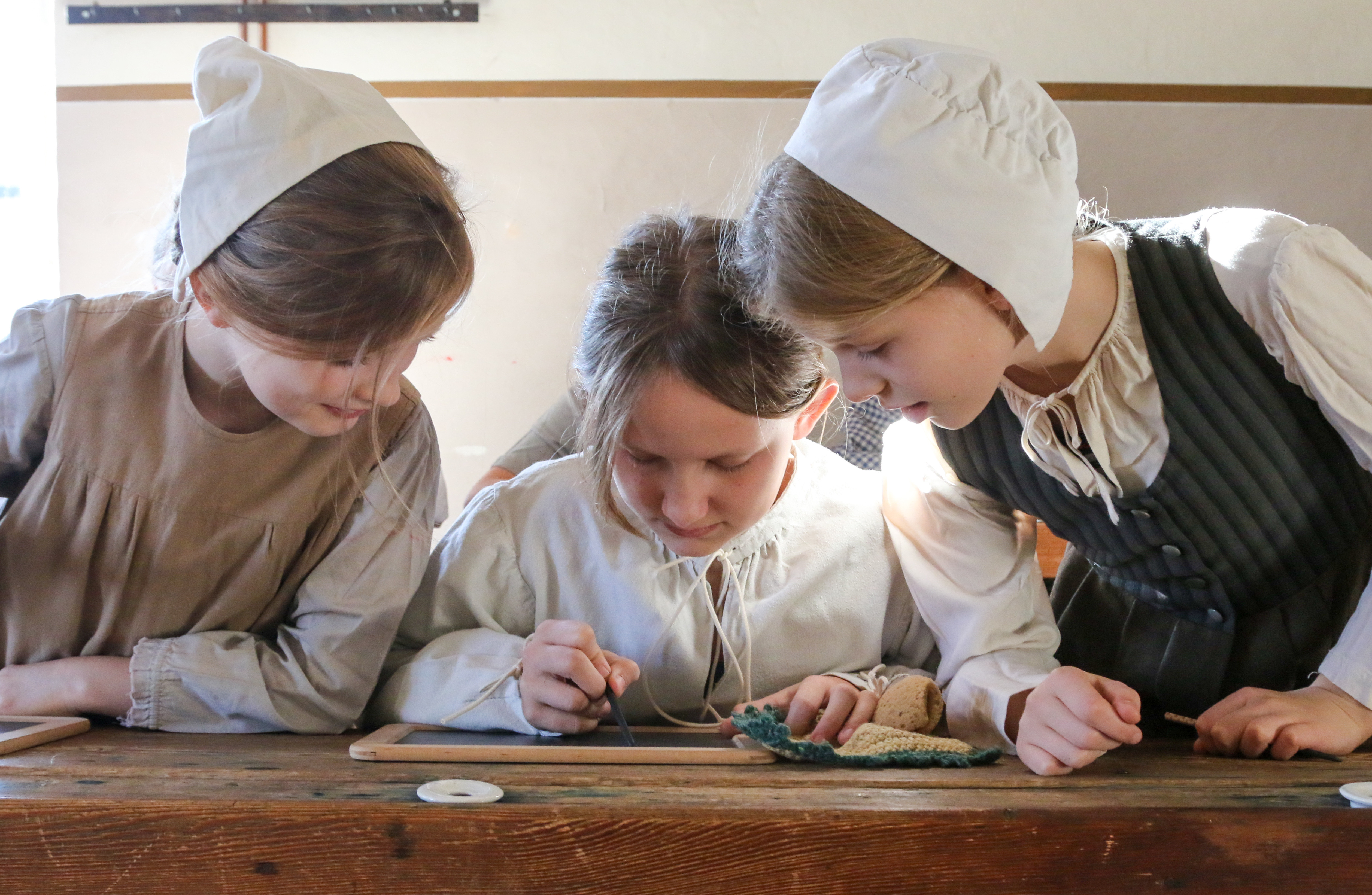 Unterricht im historischen Kostüm. Foto: Reckahner Museen