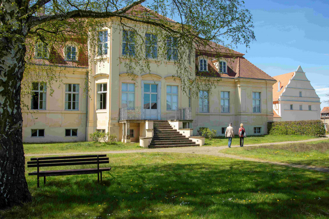 Das Rochow-Museum im Schloss Reckahn mit dem Gästehaus der Rochow Akademie 